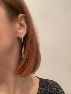 Серьги бижутерия, покрытие - серебрение с оксидированием, вставка - фианит (недрагоценный камень)