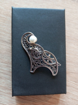 Брошь бижутерия, покрытие - серебрение с оксидированием, вставка - культивированный жемчуг