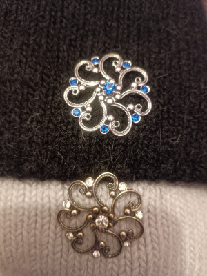 Брошь бижутерия, покрытие - серебрение с оксидированием, вставка - стекло ювелирное preciosa